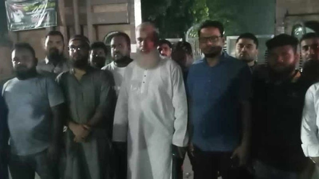 জাহাঙ্গীরনগর বিশ্ববিদ্যালয়ের ফটকে গভীর রাতে জামায়াতের এমপি প্রার্থীর হঠাৎ উপস্থিতি